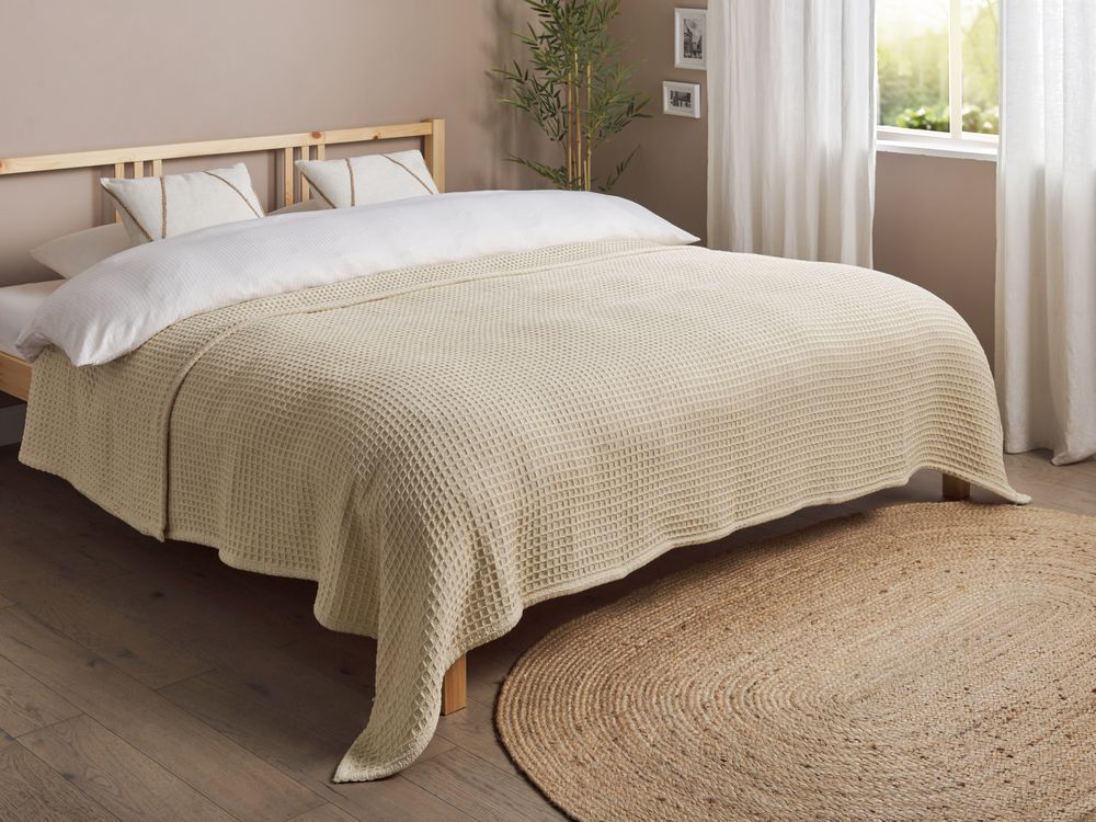 Copriletto in cotone beige chiaro 150 x 200 cm con motivo a quadretti, decorativo, per il soggiorno e la camera da letto.