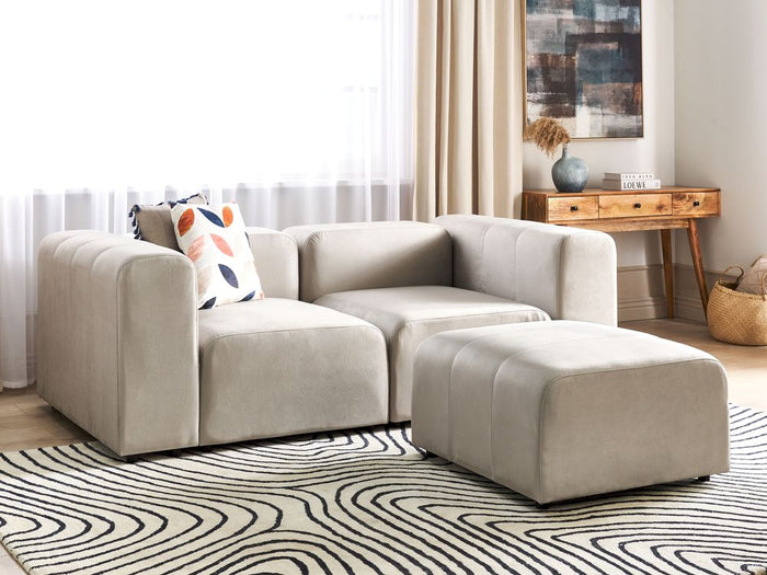 Divano componibile a 2 posti con pouf rivestito con velluto beige stile moderno