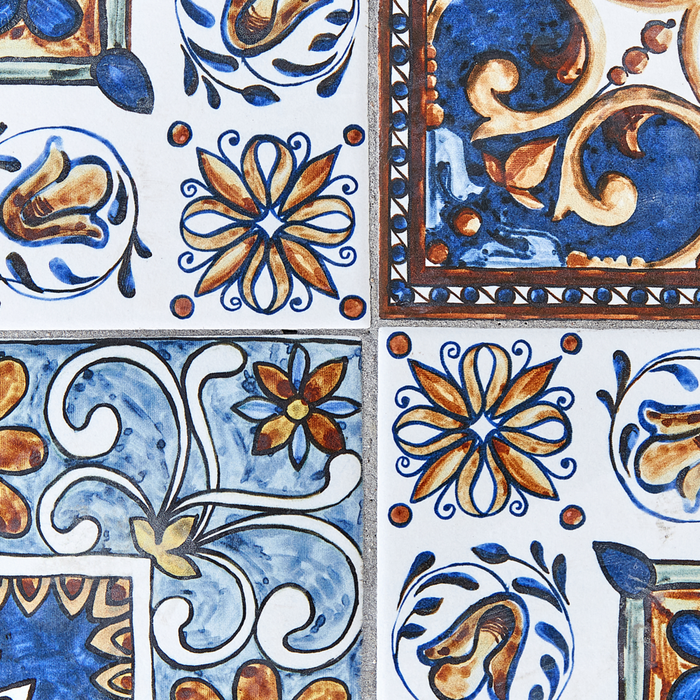 Tavolo da bistrot per esterni in metallo con piano in mosaico e struttura in ferro nero stile vintage