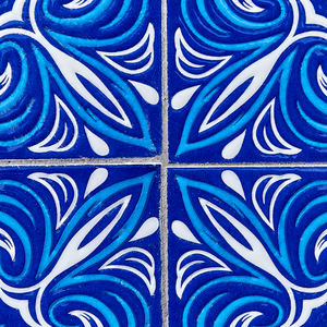 Set di 2 sedie da esterno in metallo con motivo a mosaico blu e struttura in ferro pieghevole nero stile vintage