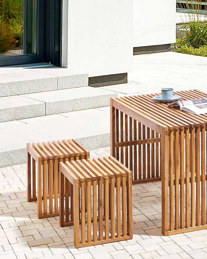 Set di 2 sgabelli da giardino in legno di acacia chiaro da giardino moderno e rustico.