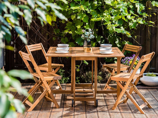 Set da pranzo da giardino Tavolo rettangolare in legno massiccio di acacia chiaro 4 sedie da esterno pieghevoli in stile rustico design moderno