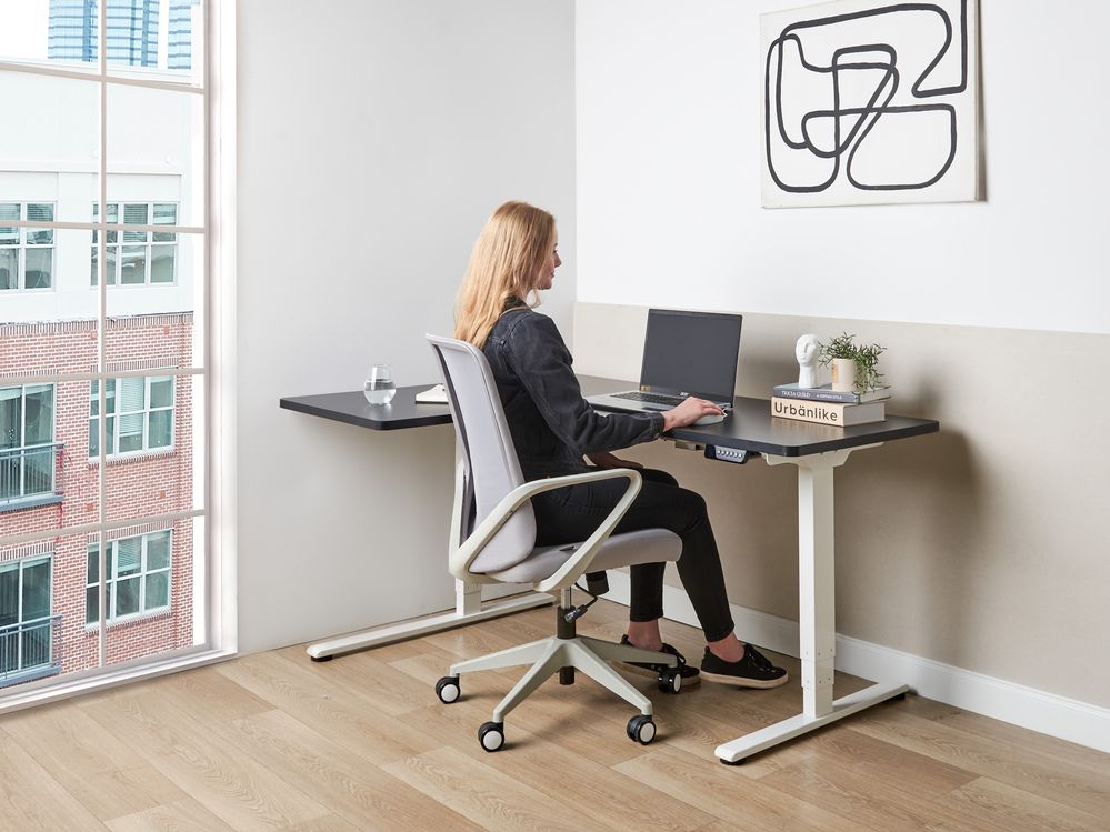 Scrivania elettrica regolabile a forma di L 160 x 59 cm Piano bianco e nero lato sinistro stile moderno