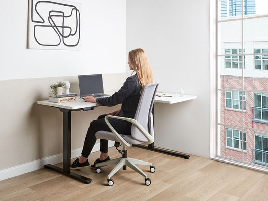 Scrivania elettrica regolabile a forma di L 160 x 59 cm Piano nero e bianco lato destro stile moderno