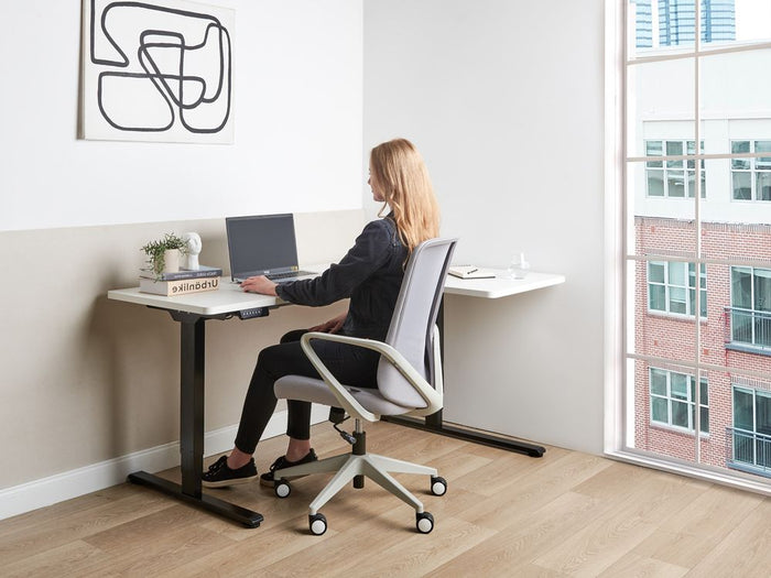 Scrivania elettrica regolabile a forma di L 160 x 59 cm Piano nero e bianco lato destro stile moderno