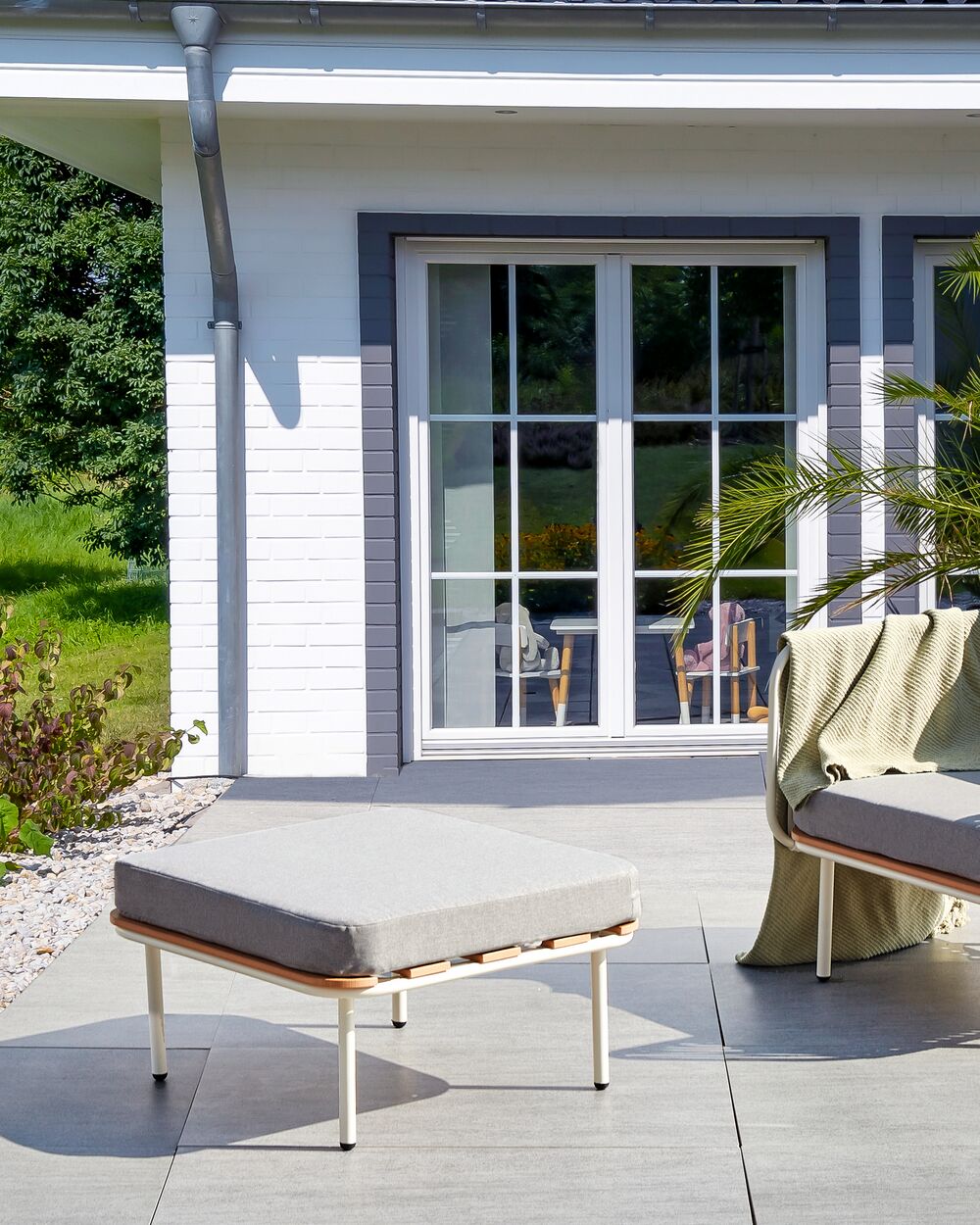 Pouf da giardino con struttura in metallo e cuscino a doghe in legno sintetico Grigio  74 x 74 cm stile elegante