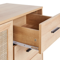 Cassettiera in rattan con tre cassetti e due sportelli con frontale in vimini legno chiaro stile moderno e classico