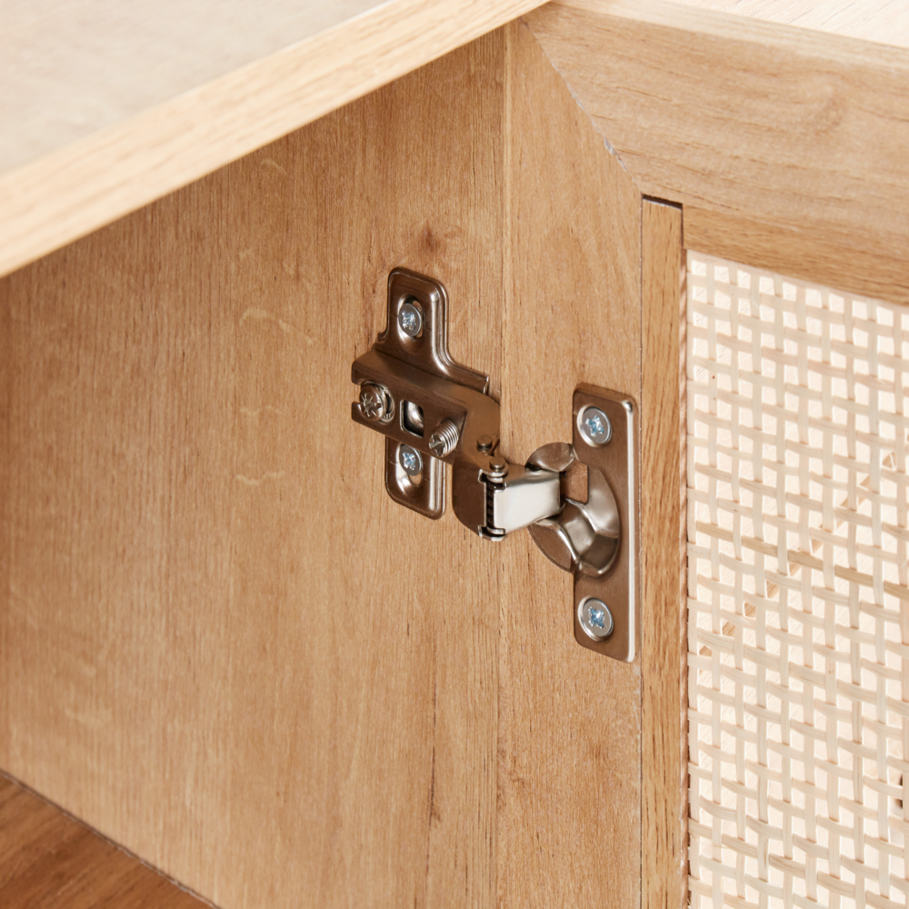 Cassettiera in rattan con tre cassetti e due sportelli con frontale in vimini legno chiaro stile moderno e classico