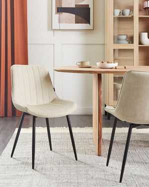 Set di 2 sedie da pranzo in ecopelle beige chiaro con gambe in acciaio nero senza braccioli set da pranzo salotto soggiorno moderno
