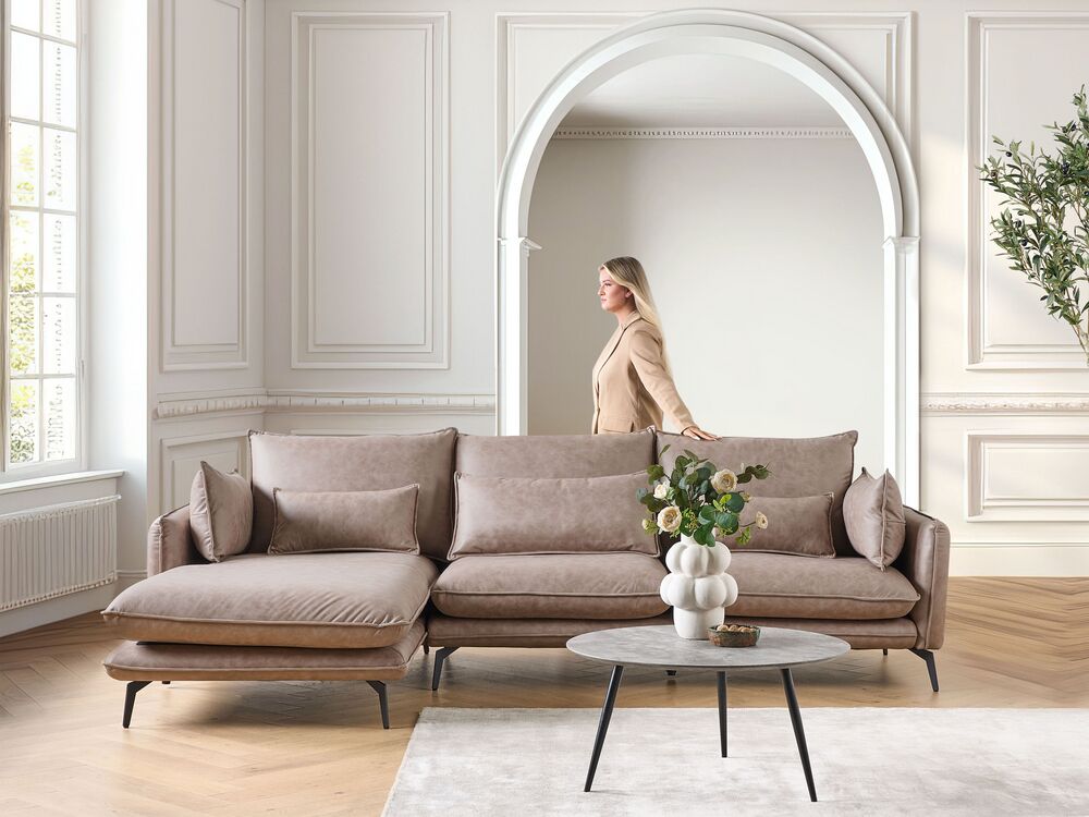 Divano angolare Marrone chiaro Rivestimento in tessuto finto scamosciato Gambe in metallo Mano destra Divano a 3 posti Schienale decorativo Cuscini da lancio Moderno