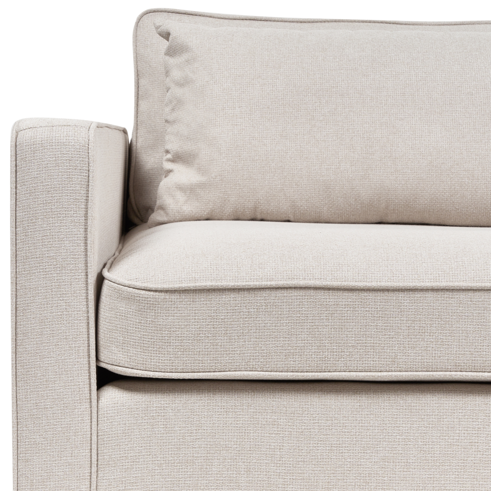 Divano in tessuto beige 3 posti con braccioli e gambe in legno stile moderno