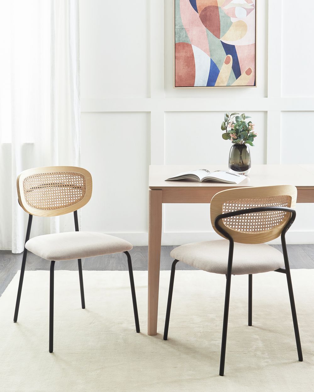 Set di 2 sedie da pranzo Rivestimento in poliestere beige chiaro Schienale in rattan naturale a treccia viennese Gambe in metallo nero Sgabelli senza braccioli