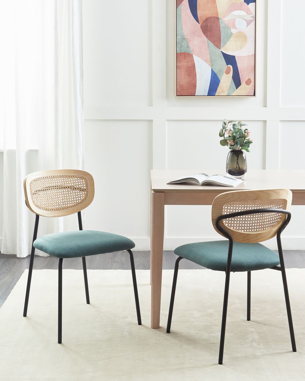 Set di 2 sedie da pranzo Rivestimento in poliestere blu Schienale in rattan naturale a treccia viennese Gambe in metallo nero Sgabelli senza braccioli