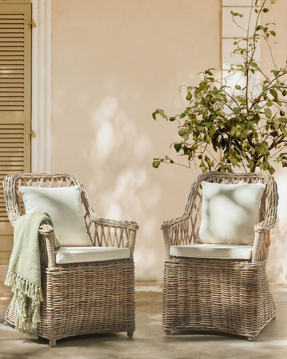 Poltrona da giardino in rattan naturale con cuscini dello schienale in cotone bianco sporco per interni ed esterni