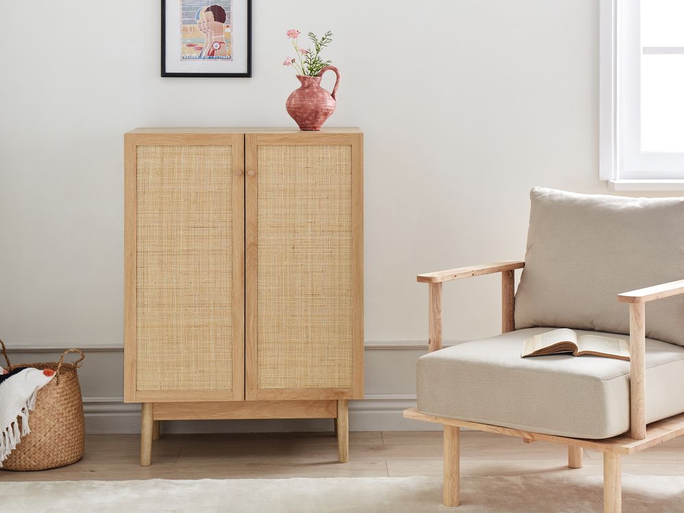 Credenza a 2 ante e 2 ripiani in truciolato di pino chiaro con fronte in rattan stile boho rustico