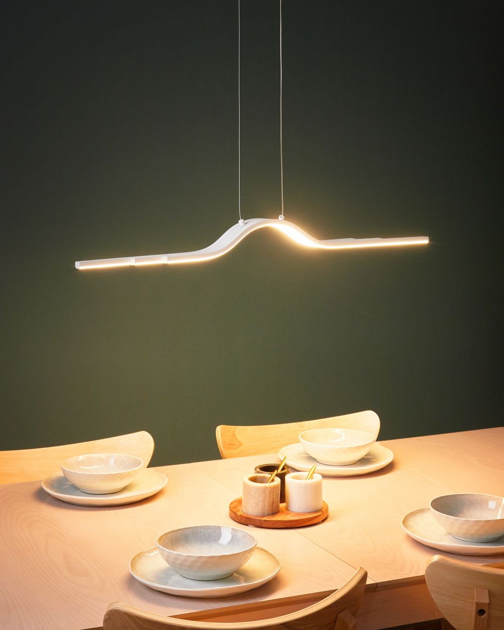 Lampada a sospensione LED in metallo bianco dal design geometrico stile moderno