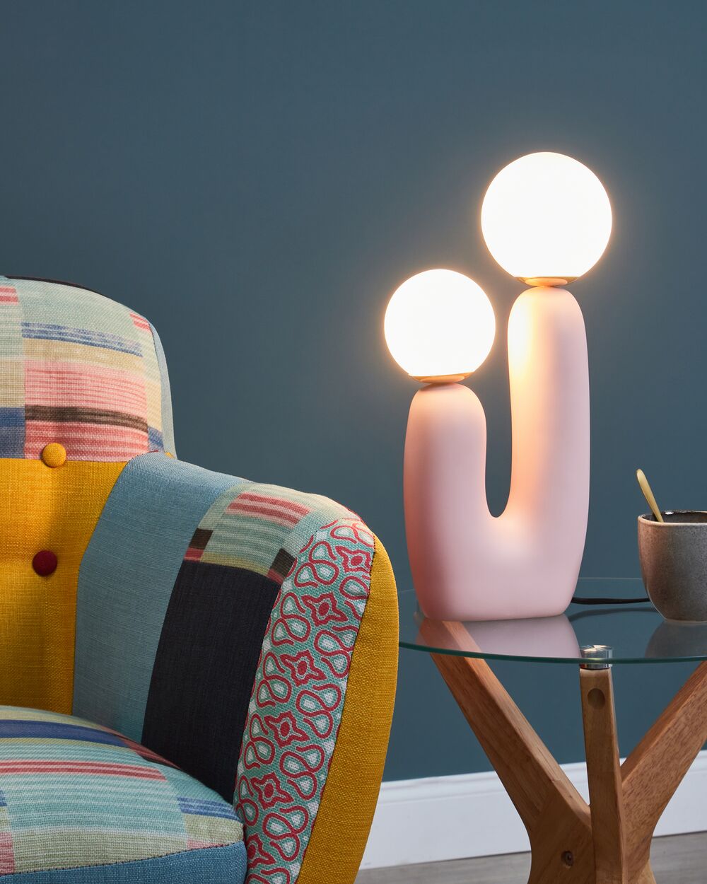 Lampada da tavolo Base in resina rosa Paralumi in vetro rotondi Doppio paralume Base a U