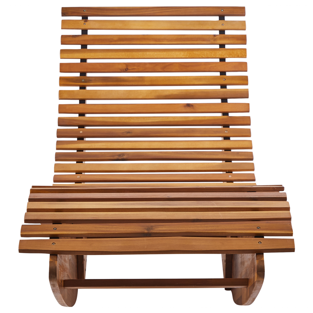 Lettino prendisole in legno di acacia a dondolo con cuscino bianco sporco dalla forma curva