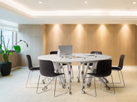 Scrivania pieghevole per ufficio Telaio metallico bianco MFC Piano d'appoggio 90 x 64 cm Tavolo mobile portatile pieghevole con rotelle Design moderno