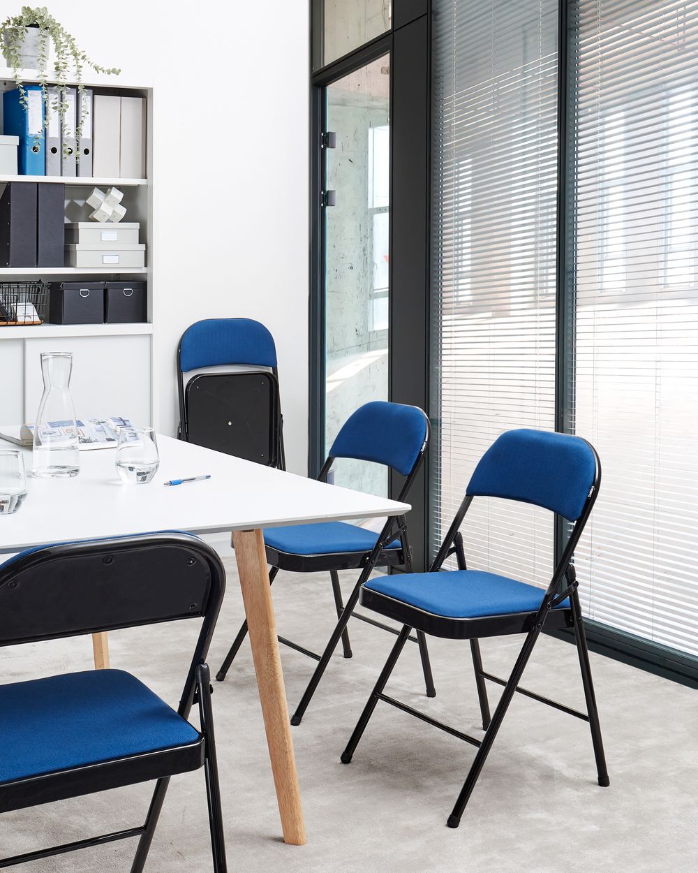 Set 4 Sedie Pieghevoli in Metallo blu e nero sedile e schienale imbottiti