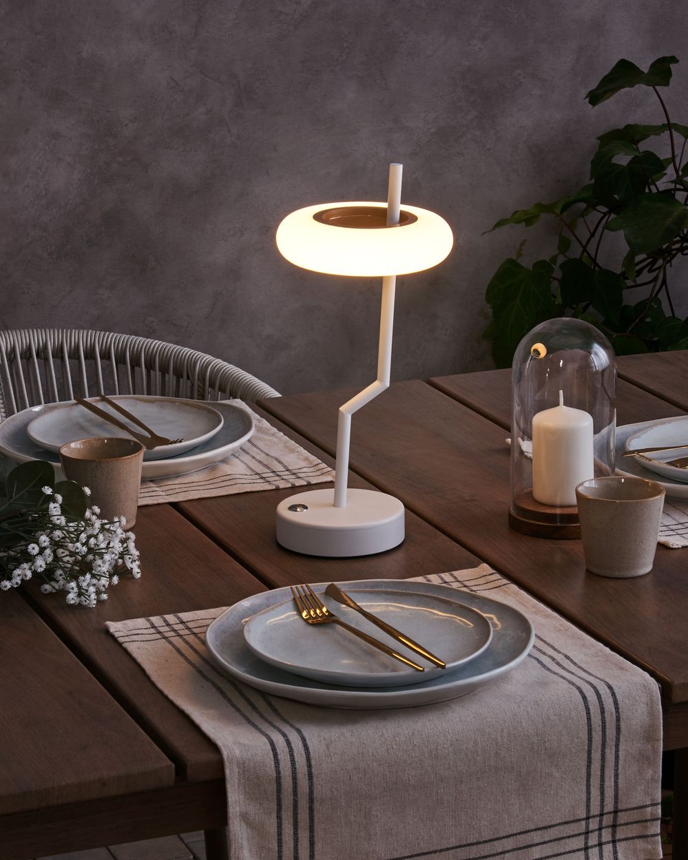 Lampada da tavolo in alluminio bianco senza fili per interni ed esterni stile moderno