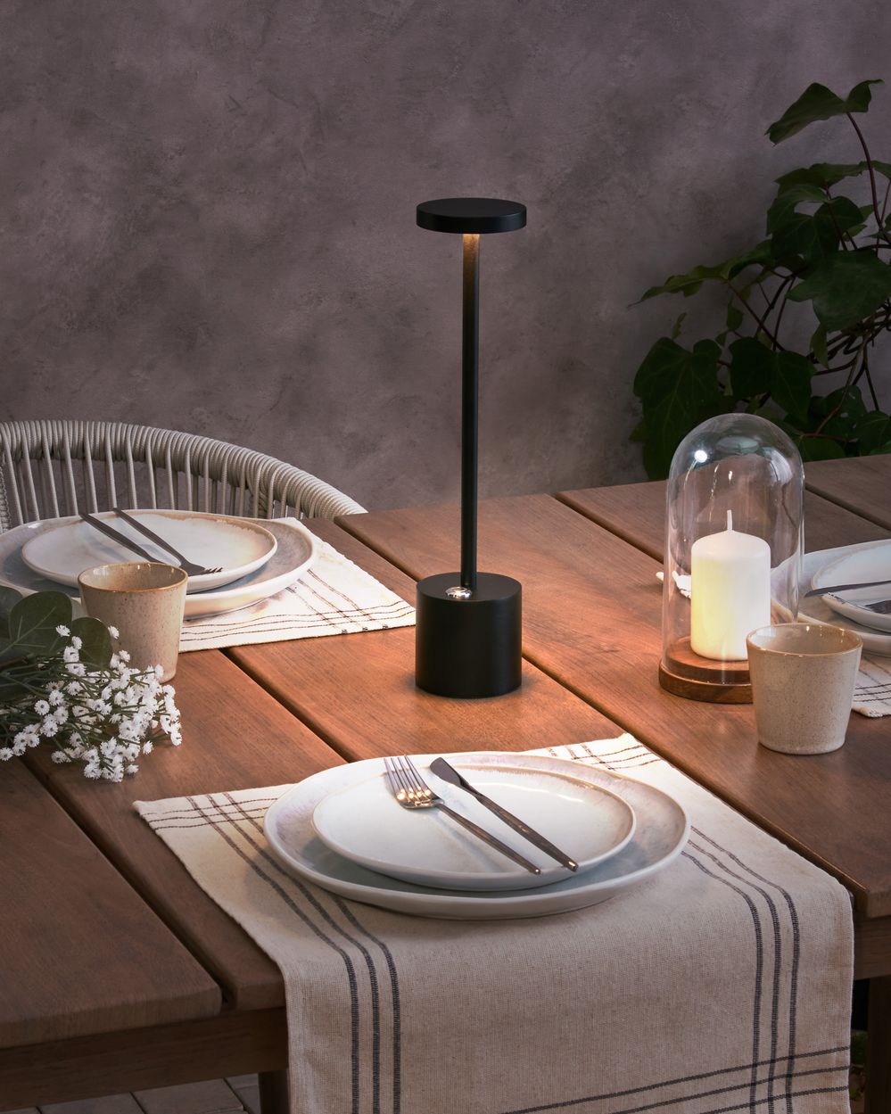 Lampada da tavolo in alluminio nero senza fili per interni e per esterni stile moderno