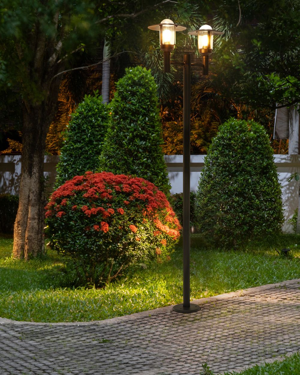 Lampione a 2 luci Lampada da sentiero nera Paralume in vetro di alluminio Illuminazione da giardino esterna Design moderno