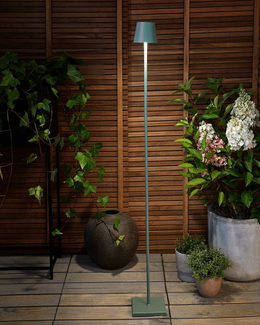 Lampada da terra in ferro verde per interni e per esterni stile moderno