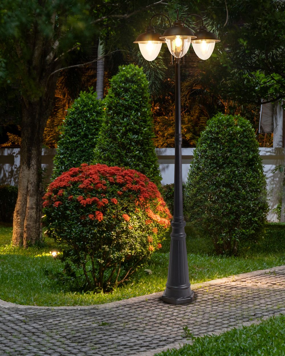 Lampione a 3 luci Lampada da sentiero nera Paralume sintetico in alluminio Illuminazione esterna da giardino Design moderno