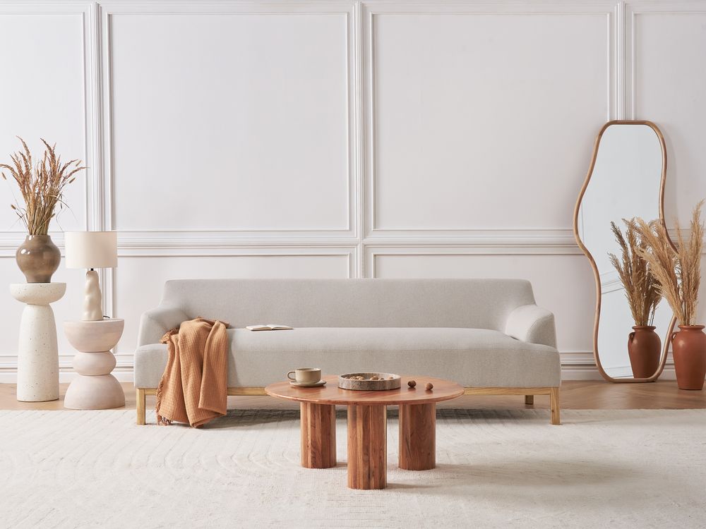 Divano a 3 posti in tessuto tortora chiaro con gambe in legno stile elegante soggiorno