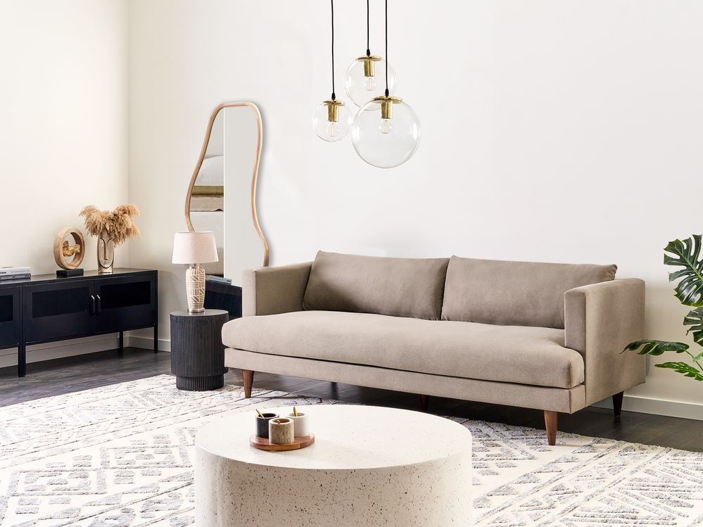 Divano a 3 posti in tessuto Marrone chiaro Gambe in legno scuro Soggiorno stile moderno