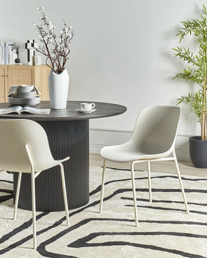 Set di 2 sedie da pranzo in plastica beige chiaro con gambe in metallo stile moderno
