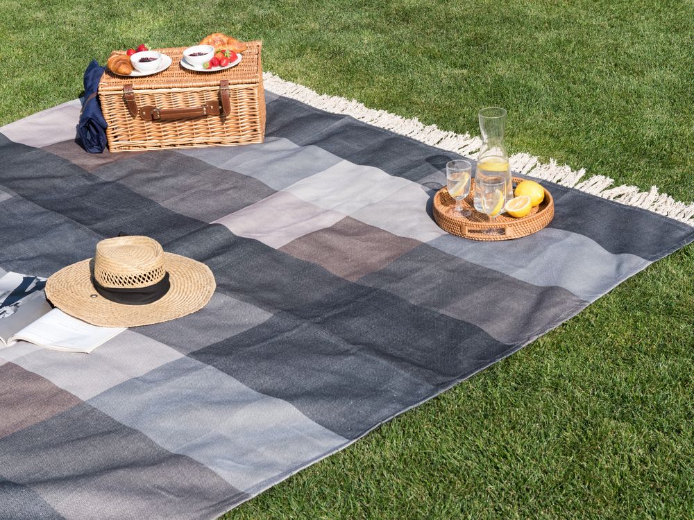 Coperta da picnic per esterni in tessuto con cinturino a quadri grigio 200 x 200 cm morbida