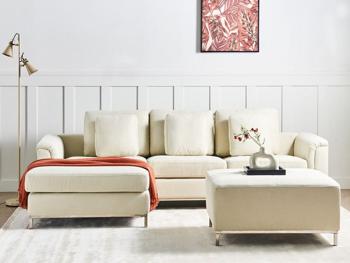 Divano ad angolo rivestito in tessuto beige con ottomana a forma di L con orientamento a versione destra