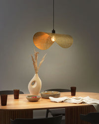 Lampadario con paralume metallico in ferro dorato per illuminazione a sospensione