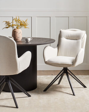 Set di 2 sedie girevoli da pranzo Tessuto beige chiaro con braccioli Schienale trapuntato Gambe in metallo nero Retro