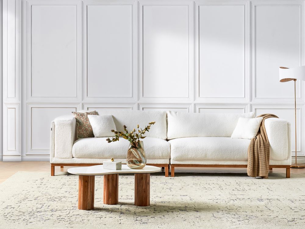 Divano moderno in tessuto tortora 4 posti con gambe in legno stile moderno