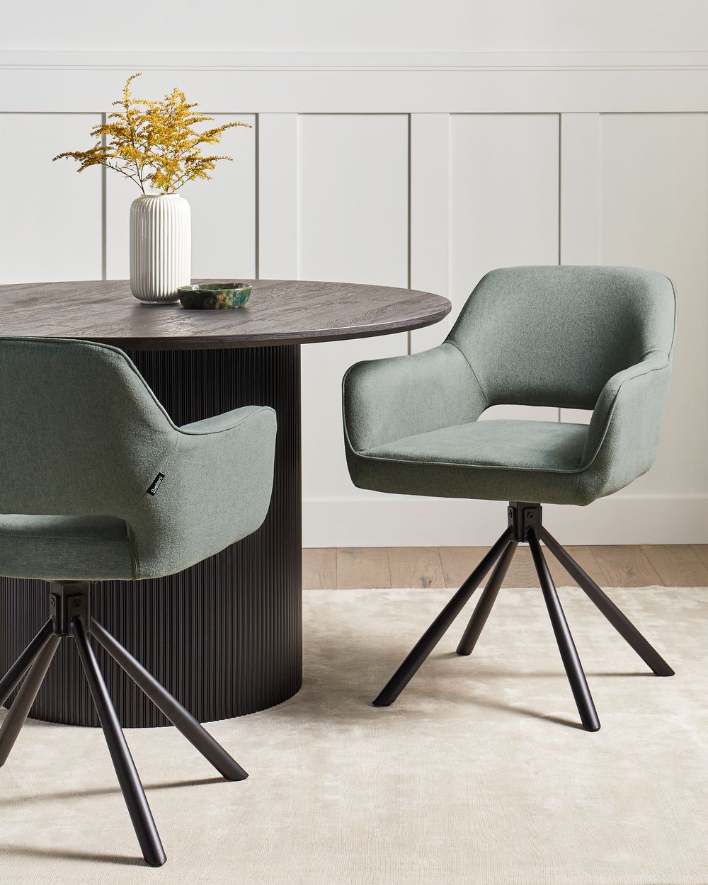 Set di 2 sedie da pranzo girevoli in tessuto verde scuro con braccioli schienale gambe in metallo nero Retro Transitional