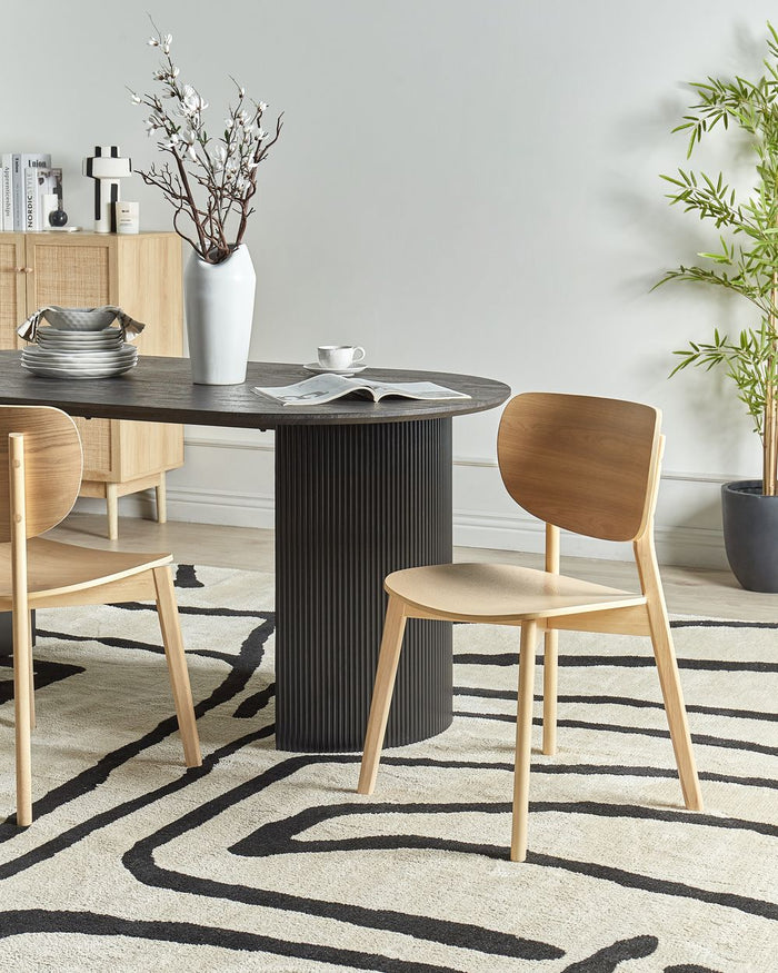 Set di 2 sedie da pranzo con struttura e gambe in legno di gomma chiaro stile minimalista