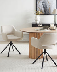 Set di 2 sedie da pranzo girevoli in tessuto beige chiaro con braccioli schienale gambe in metallo nero Retro Transitional