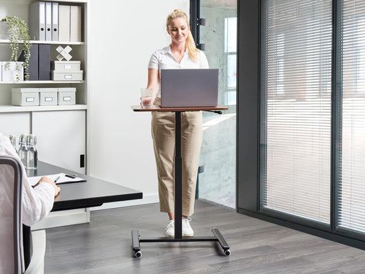 Scrivania regolabile manualmente per laptop in legno scuro e nero 65 x 48 cm con struttura in acciaio verniciato a polvere