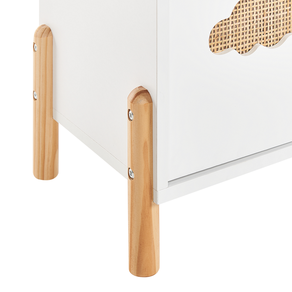 Libreria in MDF bianco con gambe in legno di pino per la cameretta dei bambini con motivo a nuvola.