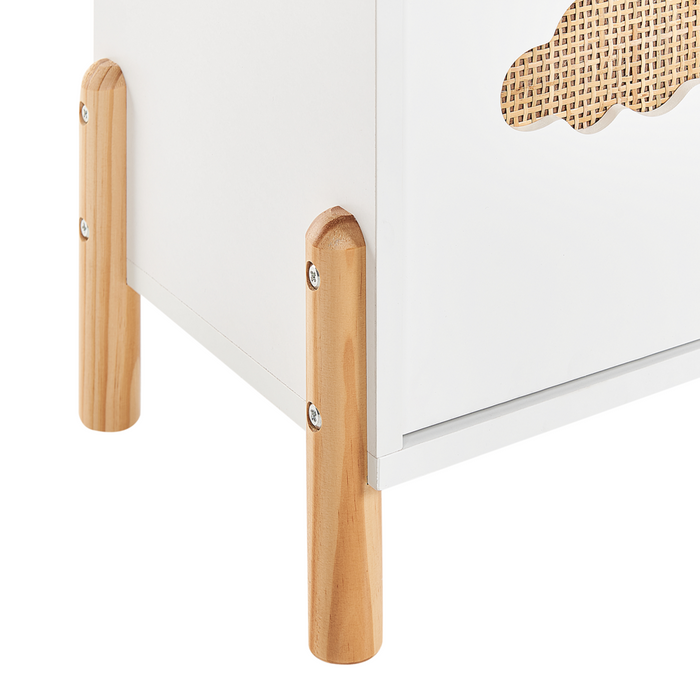 Libreria in MDF bianco con gambe in legno di pino per la cameretta dei bambini con motivo a nuvola.