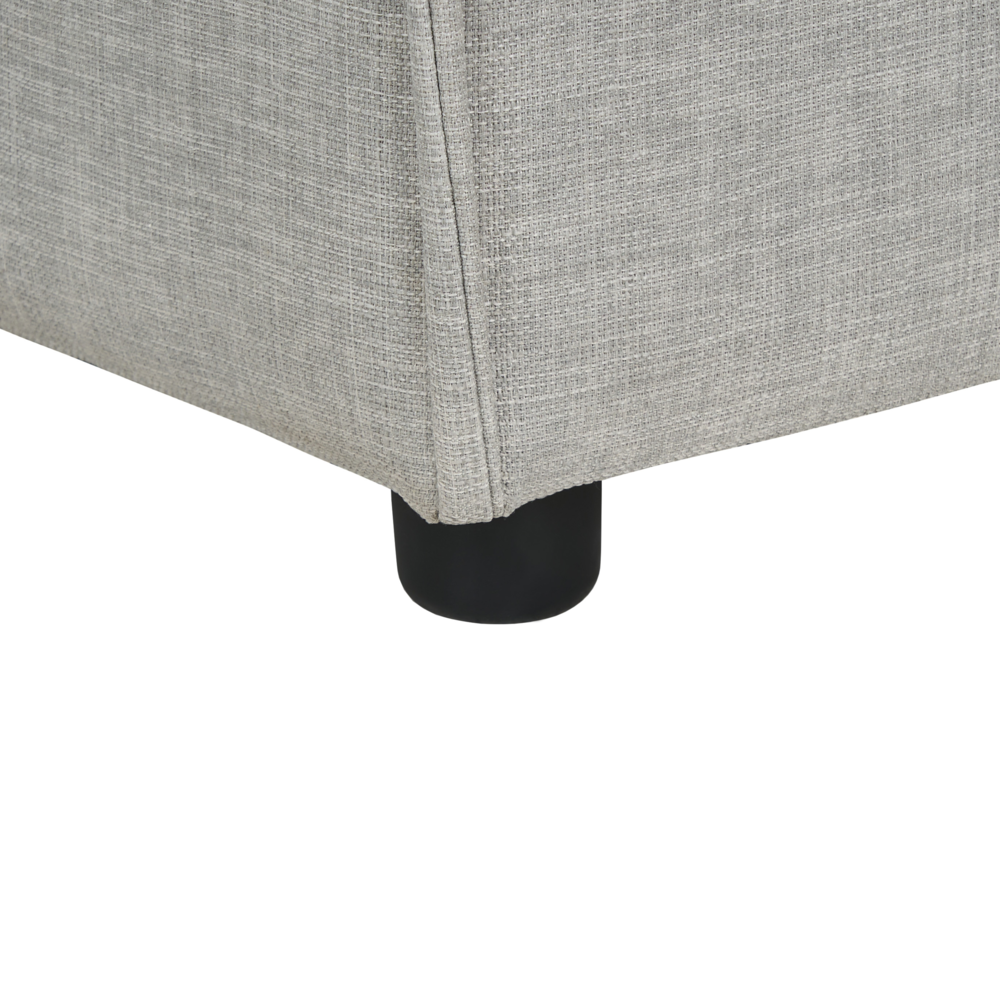 Ottomana imbottita in tessuto beige di forma quadrata con gambe nere stile moderno