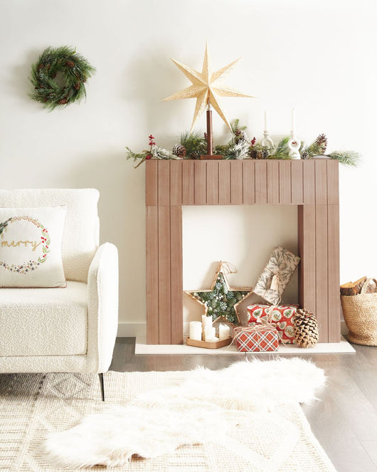 Cornice camino in legno chiaro per soggiorno decorazione stile moderno