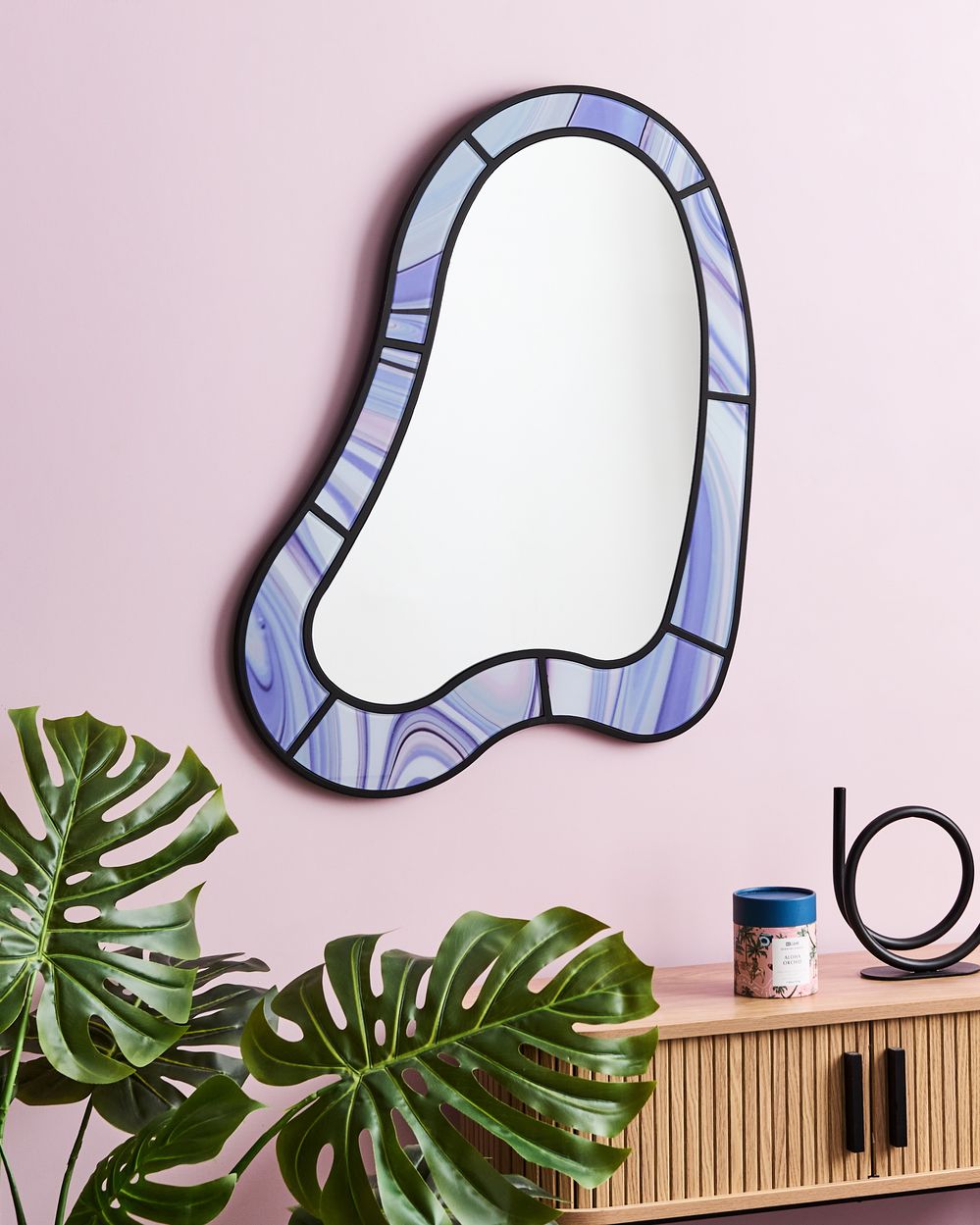 Specchio da parete di forma irregolare e rotonda in vetro viola stile moderno