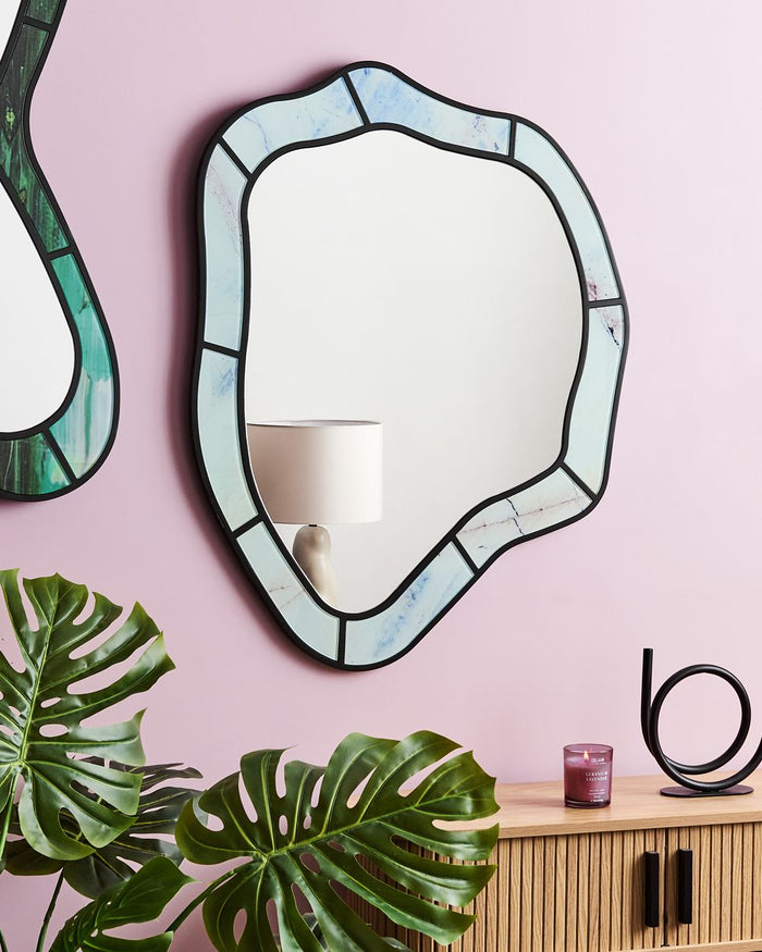 Specchio da parete di forma irregolare e rotonda in vetro e MDF azzurro stile moderno