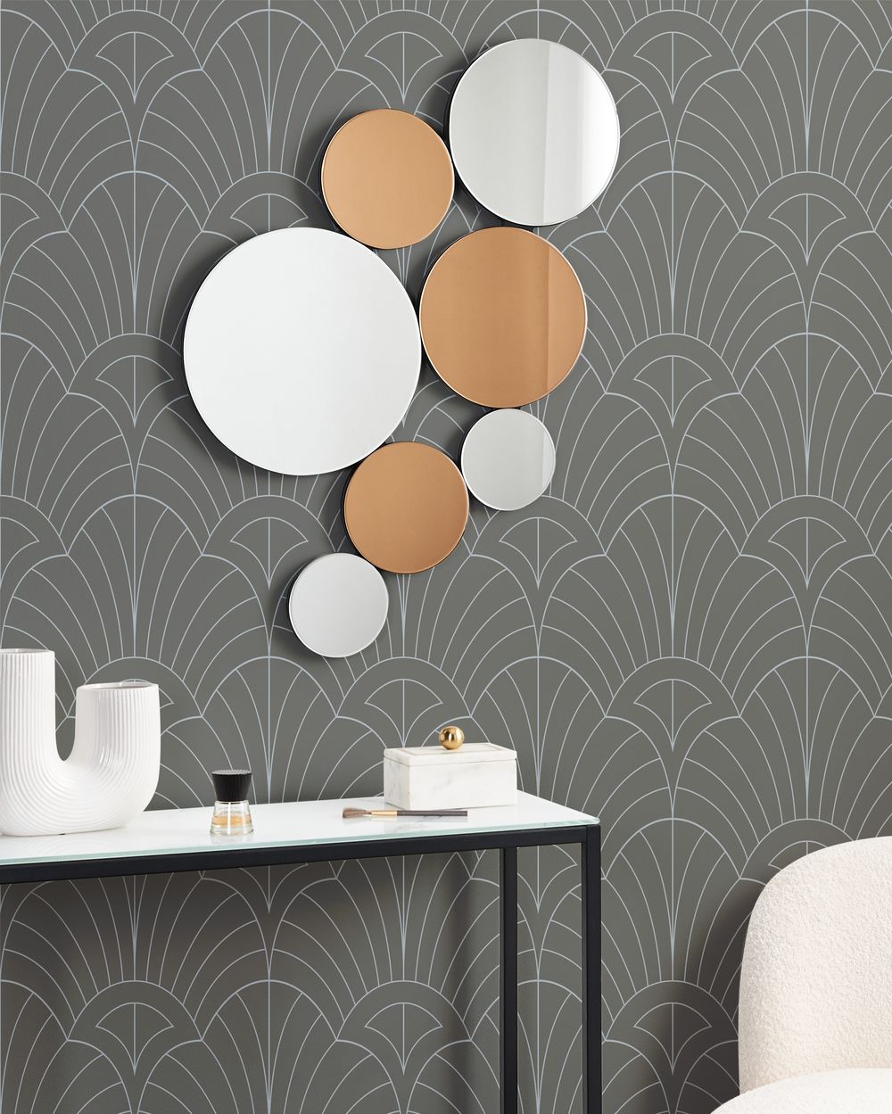 Specchio da parete di forma irregolare e rotonda in vetro e MDF argento e rame stile moderno