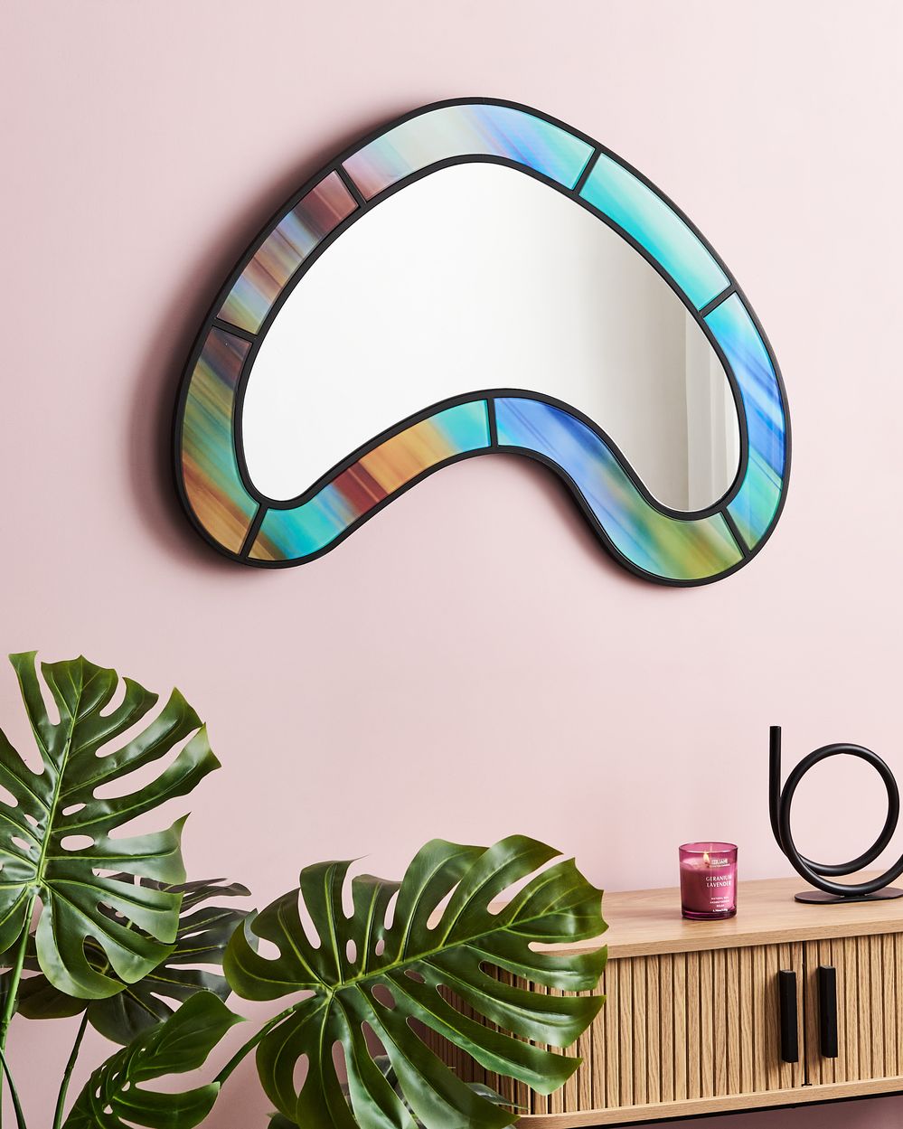 Specchio da parete di forma irregolare e rotonda in vetro e multicolore stile moderno