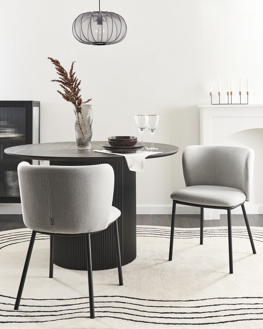 Set di 2 sedie da pranzo in poliestere grigio chiaro Rivestimenti in metallo nero Gambe senza braccioli Schienale curvo Design moderno e contemporaneo